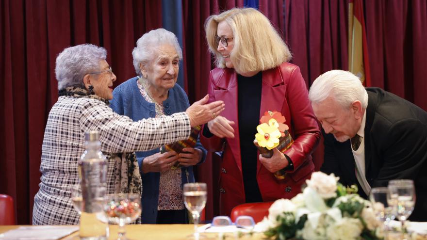 Concepción Dancausa conversa con algunas personas mayores del grupo de lectura