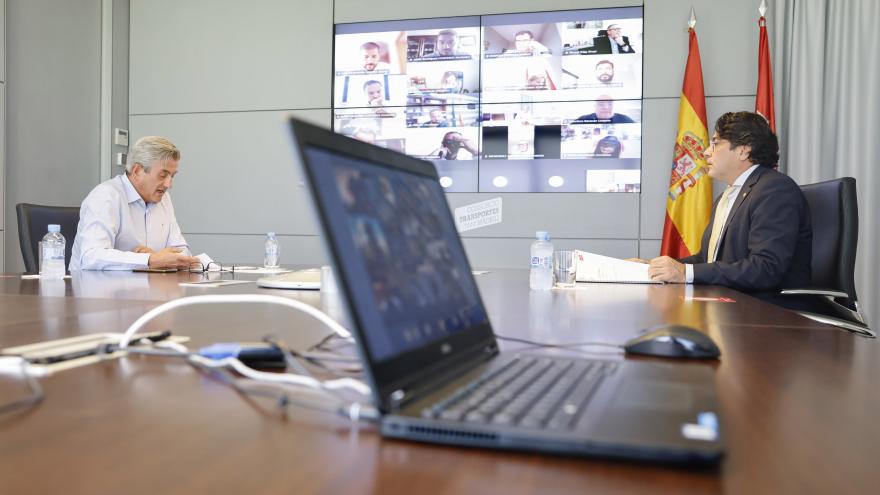 El consejero en la mesa de la reunión