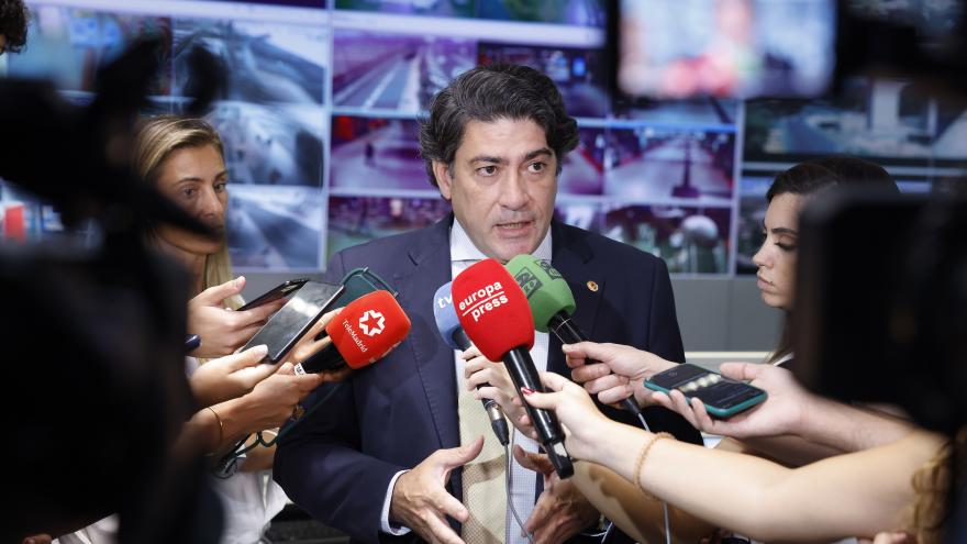 El consejero atendiendo a los medios