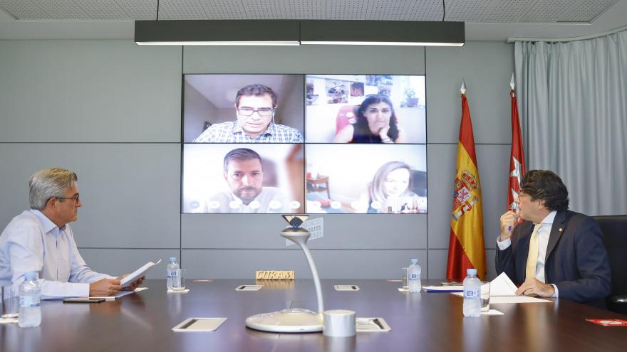 El consejero en la mesa de la reunión