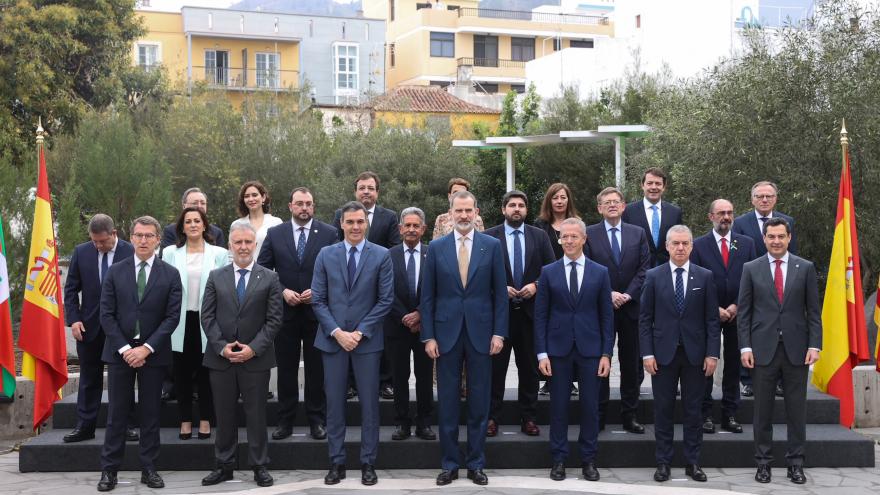 Fotografía de todos los presidentes autonómicos junto al presidente del Gobierno y su Majestad El Rey