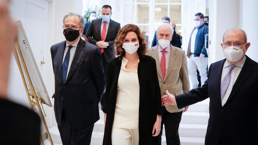 La presidenta llegando al acto junto con el consejero Enrique Ossorio