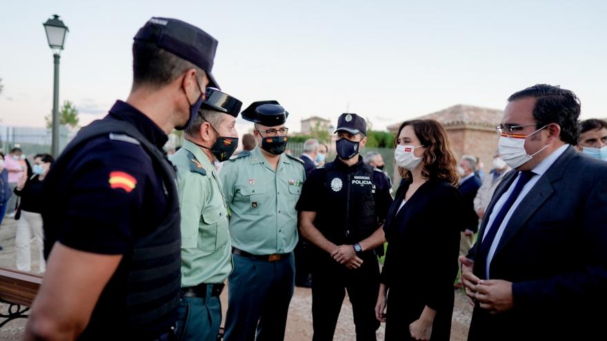 La presidenta saludando a Policía y Guardia Civil de la localidad