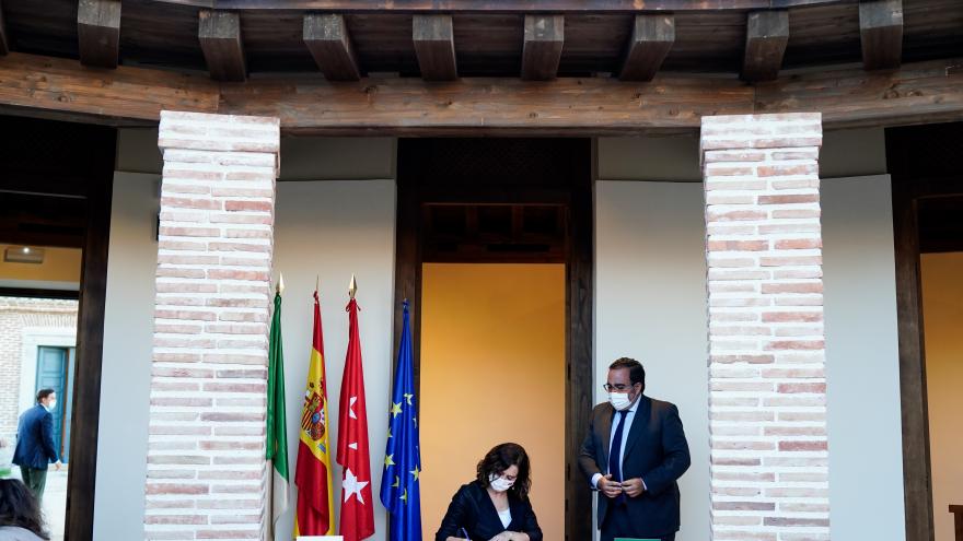 La presidenta firmando en el libro de visitas del municipio junto con el alcalde de la localidad