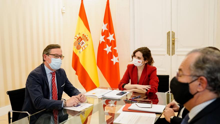 La presidenta junto al portavoz del PP en la Asamblea de Madrid