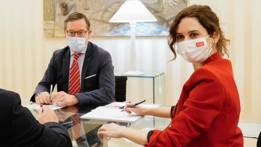 La presidenta junto al portavoz del PP en la Asamblea de Madrid