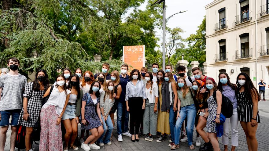 La presidenta con un grupo numeroso de universitarios