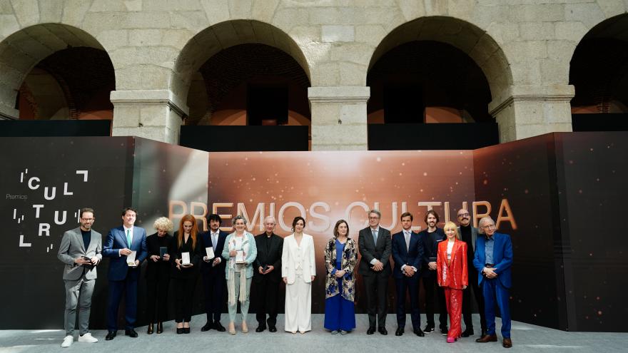 Foto de familia de todos los premiados junto a la presidenta y la consejera de cultura