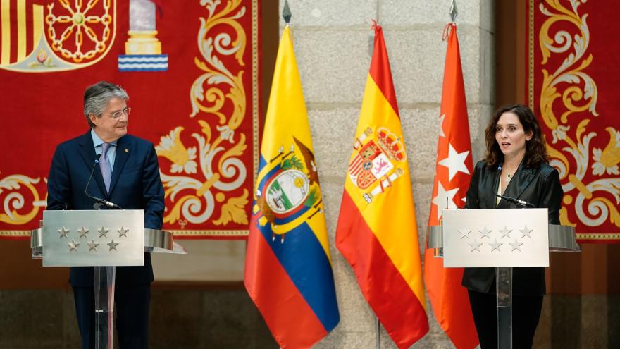 La presidenta interviniendo en el atril junto al presidente de Ecuador