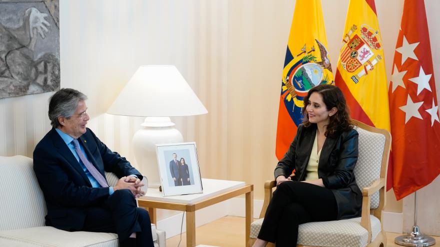 Ambos presidentes sentados en un sofás hablando