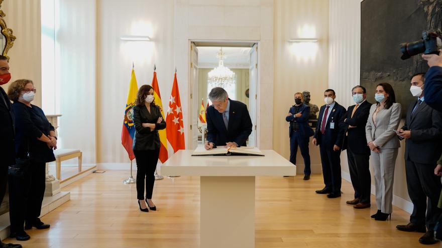 El presidente de Ecuador firmando en el libro de visitas de la Comunidad de Madrid