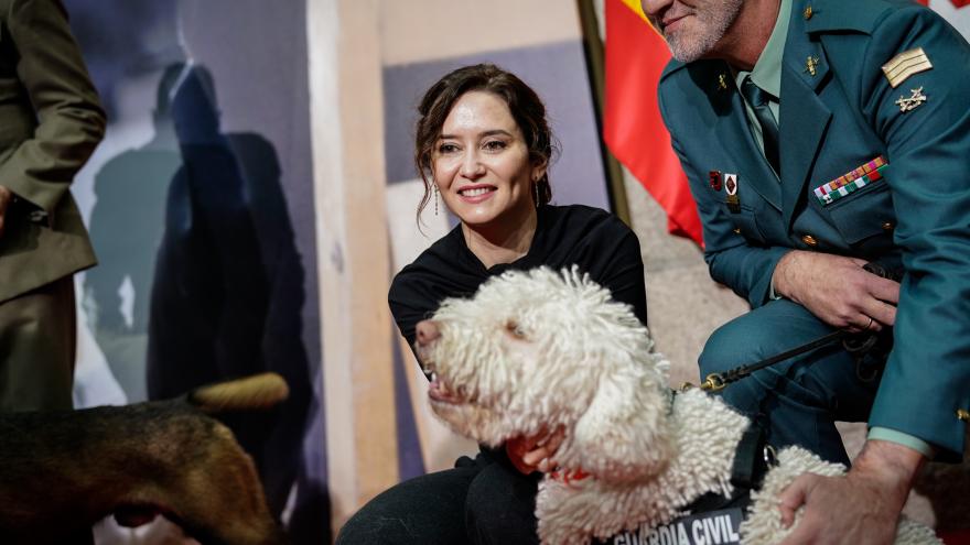 La presidenta junto a los perros en adopción