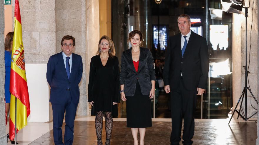 La presidenta acompañando a su Majestad el Rey a la llegada del acto