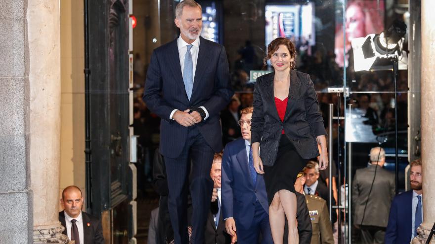 La presidenta acompañando a su Majestad el Rey a la llegada del acto