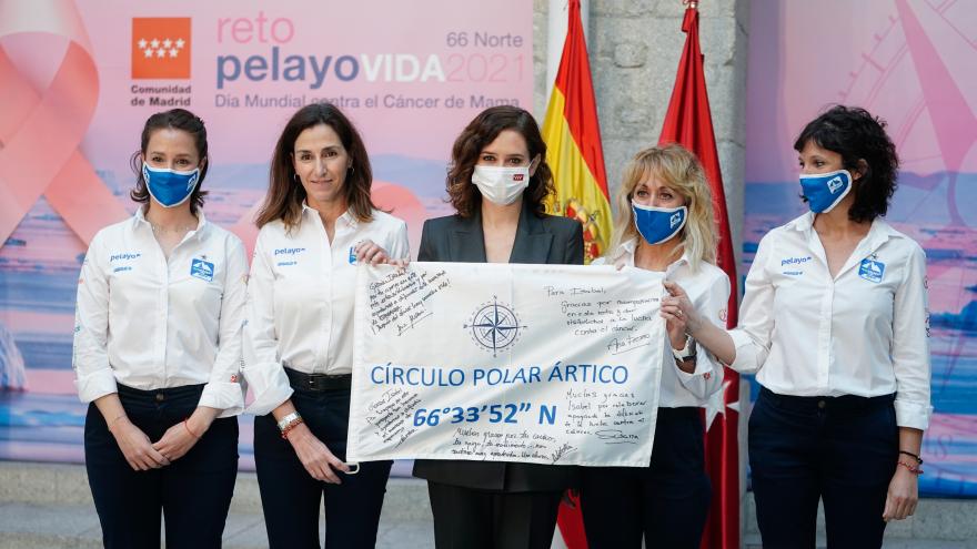 La presidenta junto a las participantes del Reto Pelayo