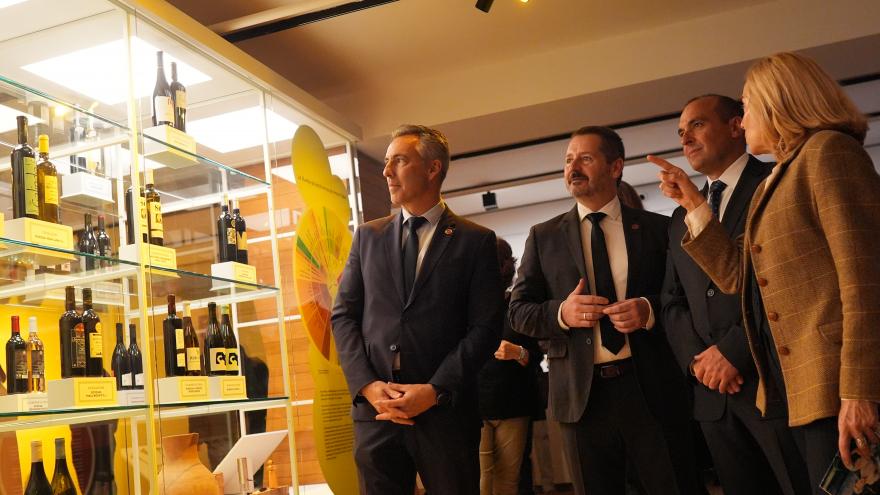 Los consejeros Carlos Novillo y Mariano de Paco Serrano en la exposición Madrid también se bebe Una historia del vino
