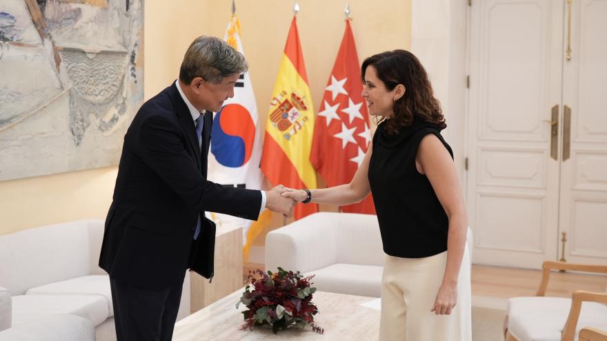 La presidenta Isabel Díaz Ayuso durante la recepción del nuevo embajador de la República de Corea en España