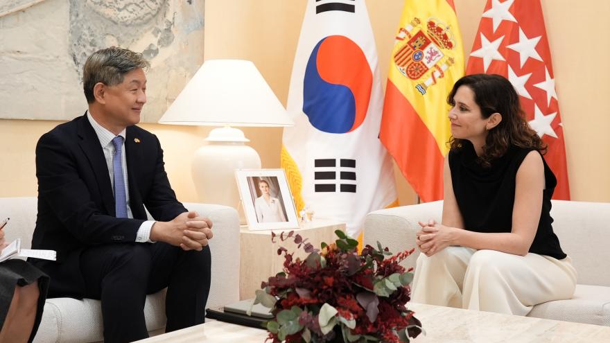 La presidenta Isabel Díaz Ayuso durante la recepción del nuevo embajador de la República de Corea en España