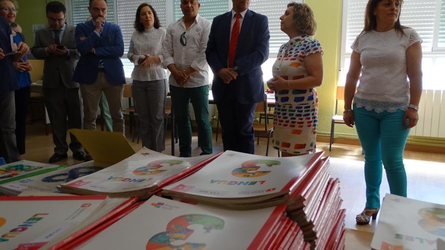 El consejero de Educación e Investigación ha visitado el colegio García Lorca de Leganés para visualizar su programa de préstamo de libros