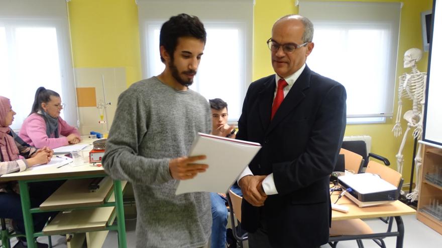 El consejero de Educación e Investigación, Rafael van Grieken, ha visitado el CEPA Sierra Norte, donde se desarrolla el proyecto ‘CEPAinnova