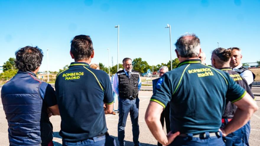 El consejero hablando con algunos de los bomberos presentes en la acción