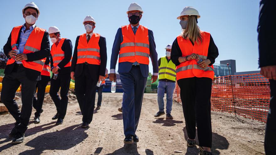 El consejero caminando junto al resto de miembros asistentes con chaleco reflectante naranja y casco