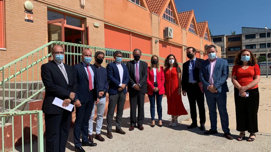 Enrique Ossorio durante su visita al colegio público Federico García Lorca de Alcobendas