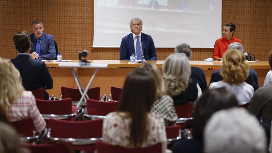 El consejero sentado en la mesa presidiendo la reunión