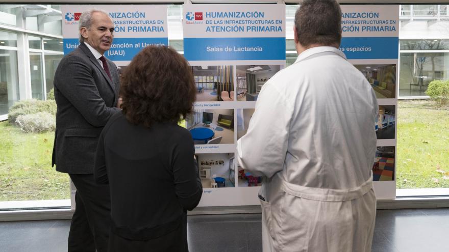 Enrique Ruiz Escudero durante su visita a la nueva Unidad de Atención al Usuario del Centro de Salud Sanchinarro