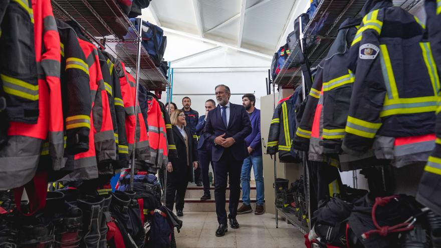 El consejero recorriendo las instalaciones del parque de bomberos