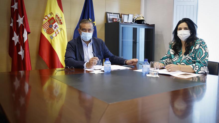El consejero Enrique López sentado junto a la Comisionada para la Atención a las Víctimas del Terrorismo, Rocio López