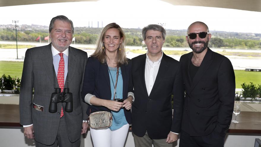 Garrido entrega el trofeo al ganador del Premio Comunidad de Madrid de hípica