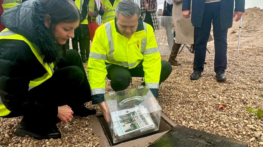 El consejero Jorge Rodrigo durante su visita a la construcción de viviendas de protección pública en Majadahonda