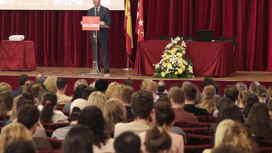 El presidente de la Comunidad de Madrid ha participado en un acto de bienvenida a los auxiliares que se incorporan este curso escolar 