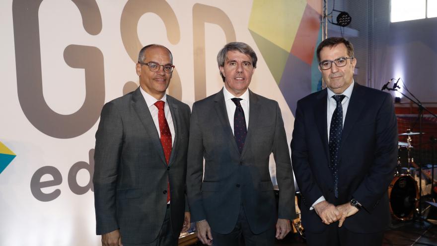 El presidente de la Comunidad de Madrid, Ángel Garrido, junto al consejero de Educación e Investigación Rafael Van Grieken (izquierda) y el presidente de la Cooperativa Gredos San Diego, Carlos de la Higuera (derecha).