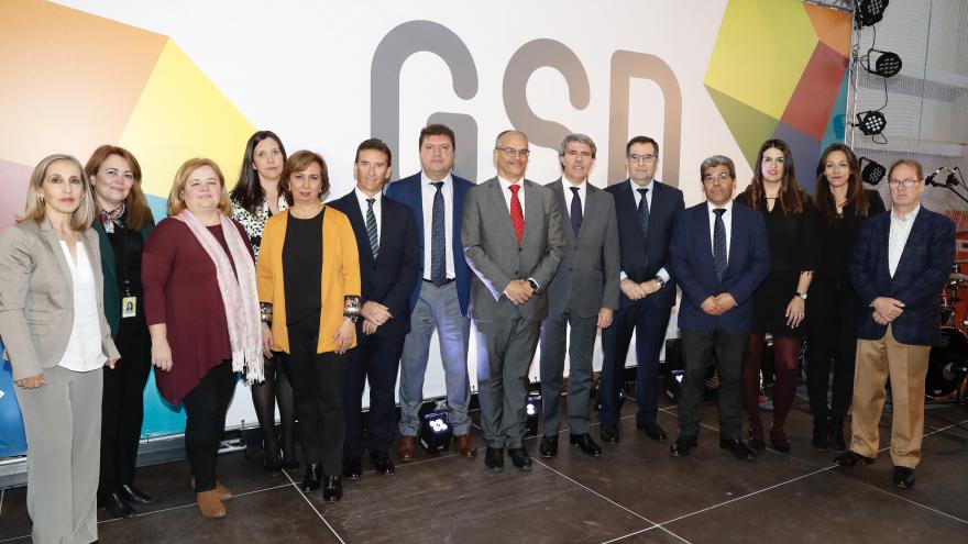 El presidente de la Comunidad de Madrid, Ángel Garrido, junto al consejero de Educación e Investigación Rafael Van Grieken el presidente de la Cooperativa Gredos San Diego, Carlos de la Higuera y parte del equipo directivo de la Sociedad Cooperativa