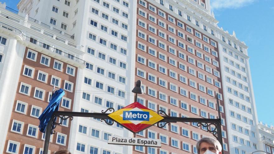 Ángel Garrido presenta el rombo con los colores de la bandera española en el Metro de Plaza de España