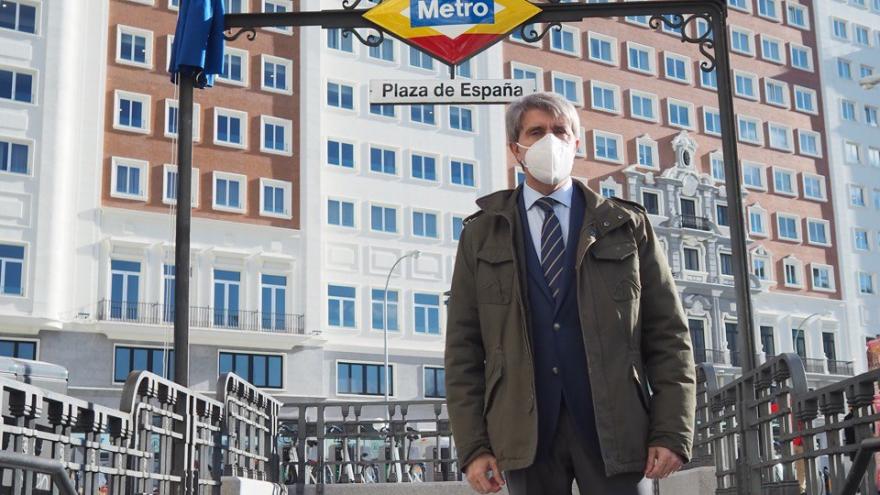Ángel Garrido presenta el rombo con los colores de la bandera española en el Metro de Plaza de España