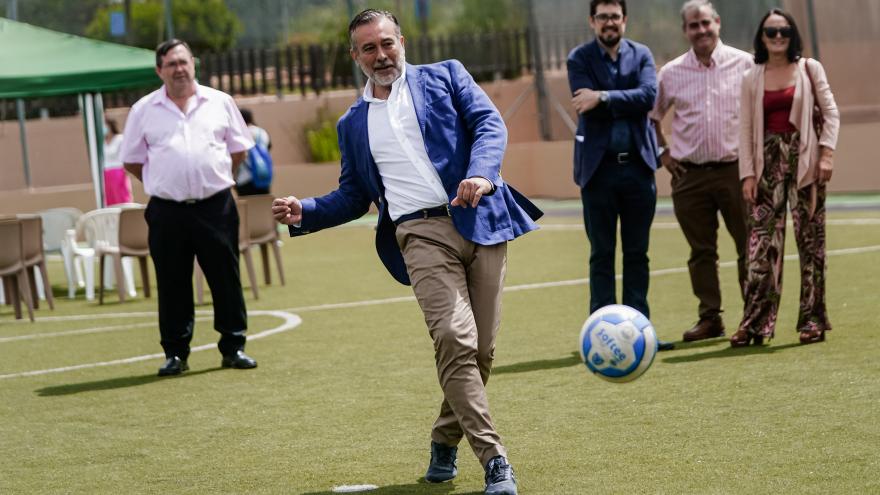 Enrique López golpea un balón de fútbol
