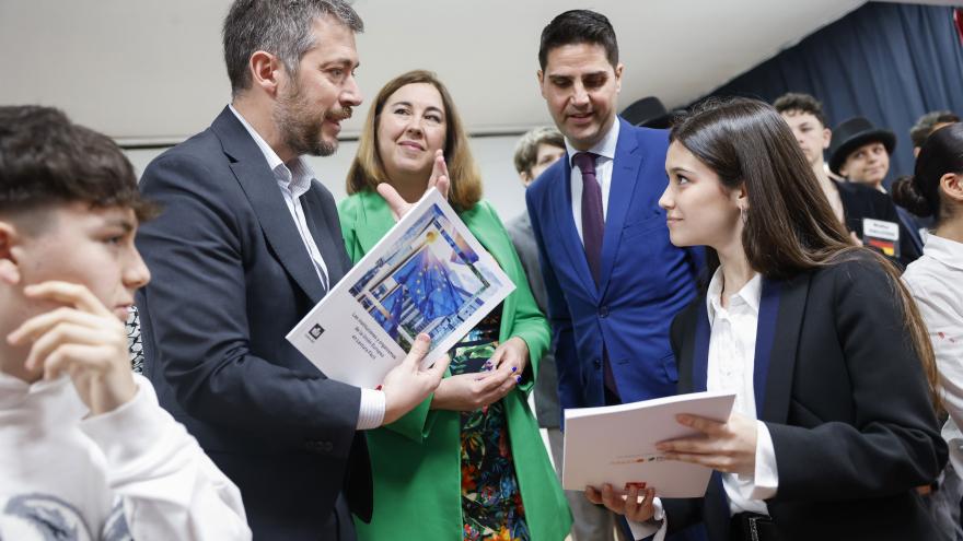 Los consejeros Miguel Ángel García y Emilio Viciana en el Instituto de Educación Secundaria Parque de Lisboa