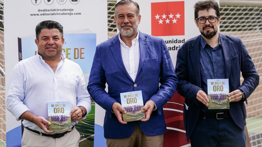 Enrique López posa con el libro Mi Once de Oro