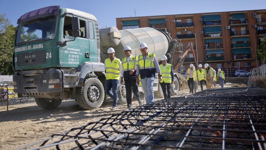 El consejero Jorge Rodrigo durante una visita a las obras de pisos de la AVS en Puente de Vallecas 