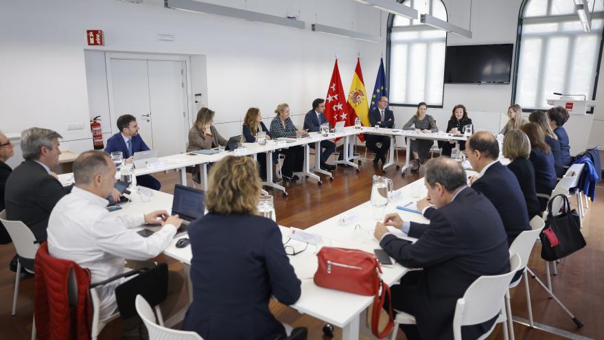 Las consejeras Fátima Matute y Ana Dávila durante la constitución de la Comisión de Coordinación Sociosanitaria