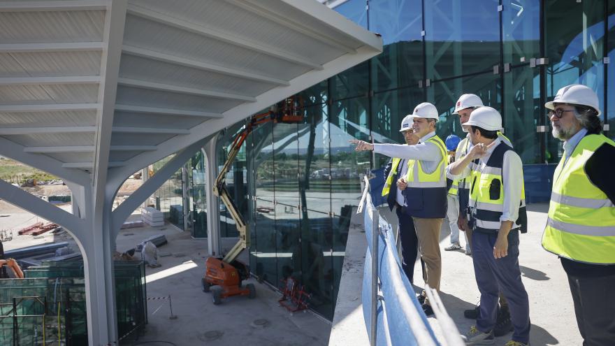 El consejero Jorge Rodrigo en el nuevo intercambiador de transportes de Valdebebas