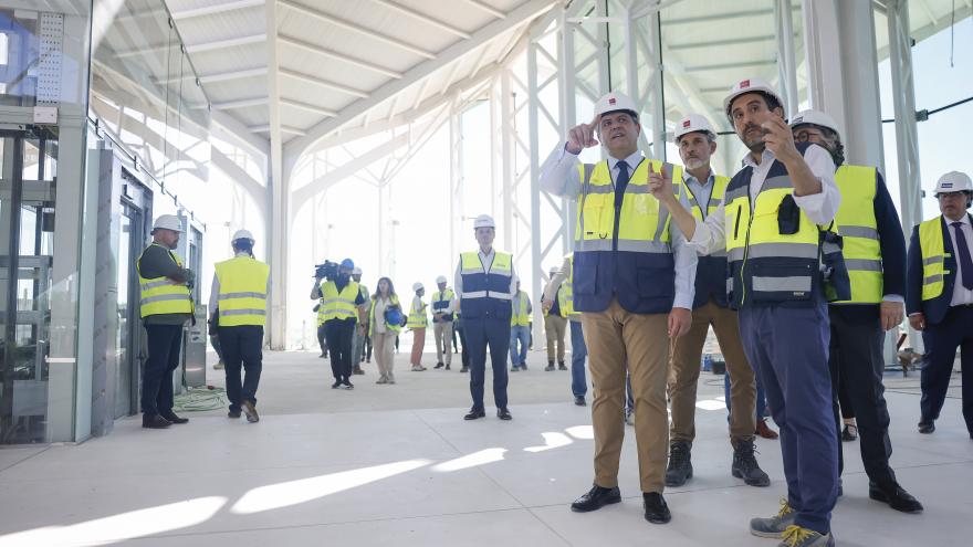 El consejero Jorge Rodrigo en el nuevo intercambiador de transportes de Valdebebas