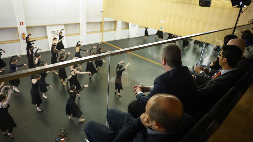 Los consejeros Emilio Viciana y Mariano de Paco Serrano en los ensayos del Ballet Español