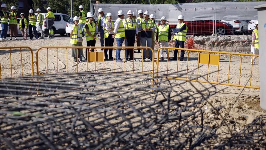 El consejero Jorge Rodrigo durante una visita a las obras de pisos de la AVS en Puente de Vallecas 