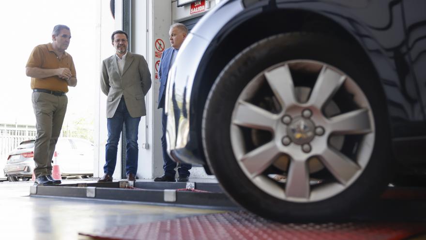 Javier Fernández-Lasquetty observa cómo se realiza la inspección de un coche en una ITV