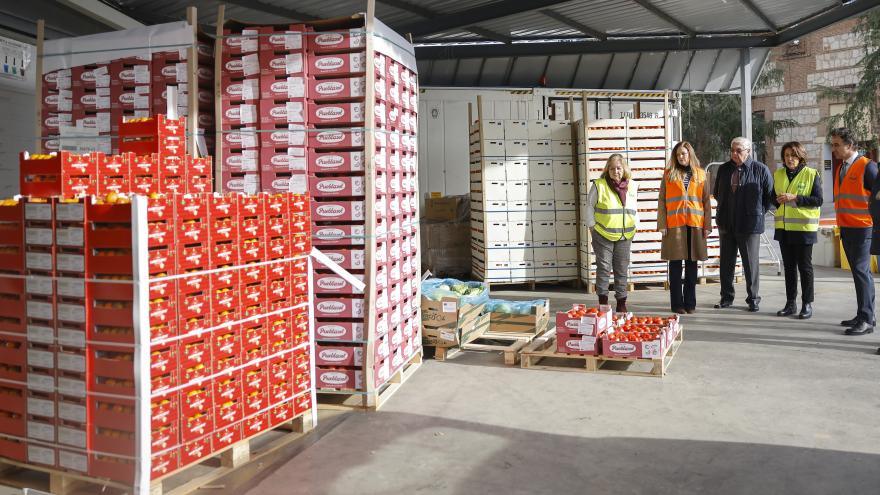 La consejera Ana Dávila durante su visita a la Fundación Banco de Alimentos de Madrid