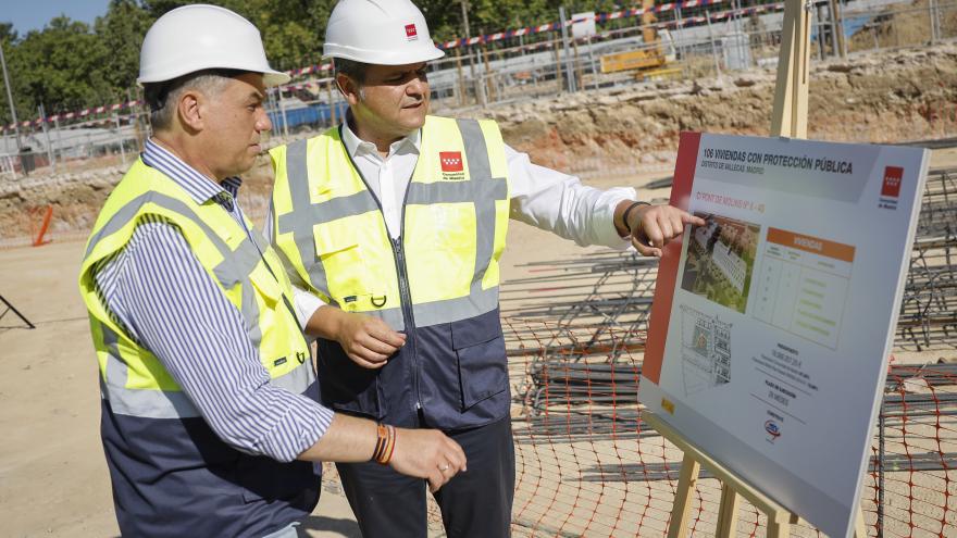 El consejero Jorge Rodrigo durante una visita a las obras de pisos de la AVS en Puente de Vallecas 